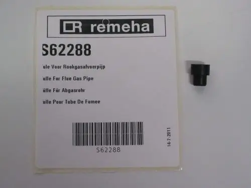 Schwarze Tülle von Remeha, auf einem weißen Kartonetikett mit Artikelnummer und mehrsprachiger Beschreibung für Abgasrohr, daneben ein kleiner, bündiger Kunststoffadapter.